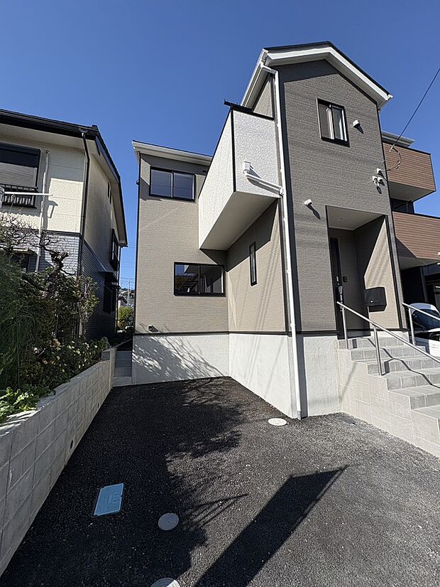 【外観】シンプルですっきりとした外観は飽きのこないデザインです。