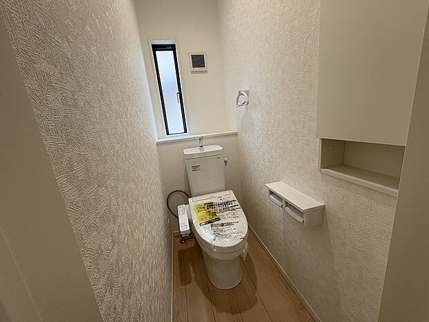 【トイレ】トイレにも収納が付いているので、サニタリー用品やお掃除道具などを収納することができます。