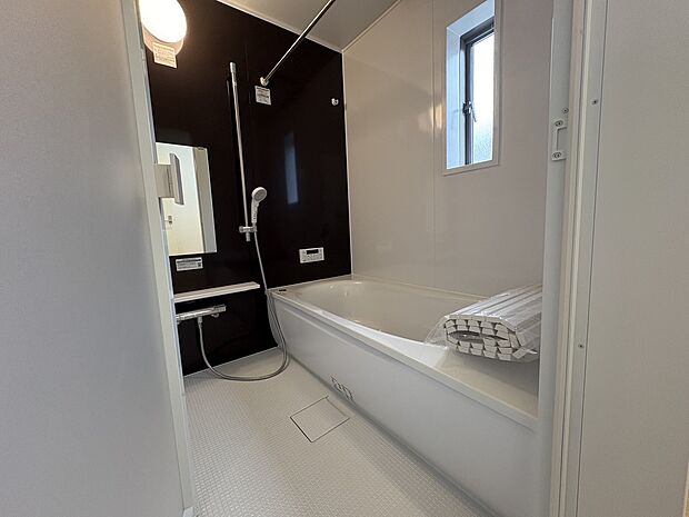 【浴室乾燥機能】雨が続きやすい梅雨の時期や、洗濯物が乾きづらい冬などに活躍する浴室乾燥機能。急な洗濯物にも大変便利な機能です。物干し竿がついているので、ハンガーをそのままつるして乾かすことができます。