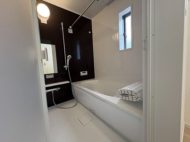 【快適なバスルーム】脱衣所と段差のないフラットなバスルームは、小さなお子さまや高齢の方がいても、躓きにくい安心の設計です