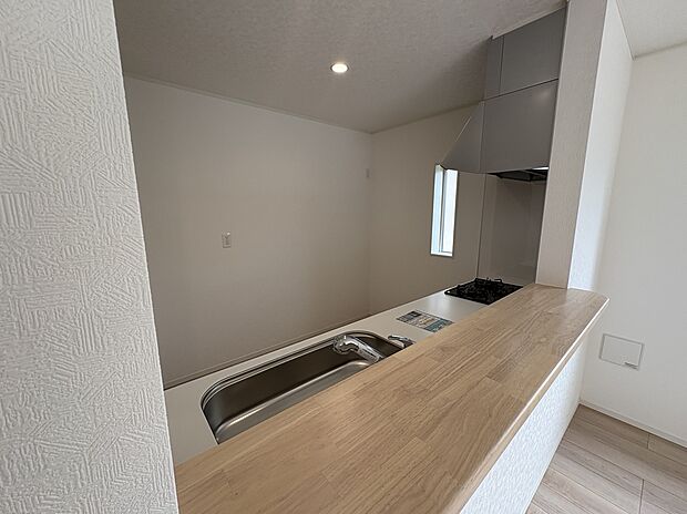 【カウンター付きのキッチン】キッチンにはカウンターが付いています。作業中に物を置いておいたり、季節のお花やインテリアを置いておくこともできます。