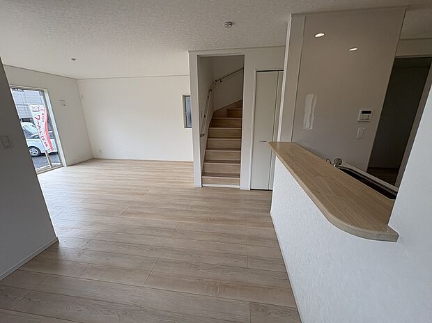 【陽当たり良好のLDK】大きな窓ガラスがあるのでどの時間帯も陽当たりが良く、明るいLDKです。収納も2ヵ所あるので、スッキリとお使いいただけます。