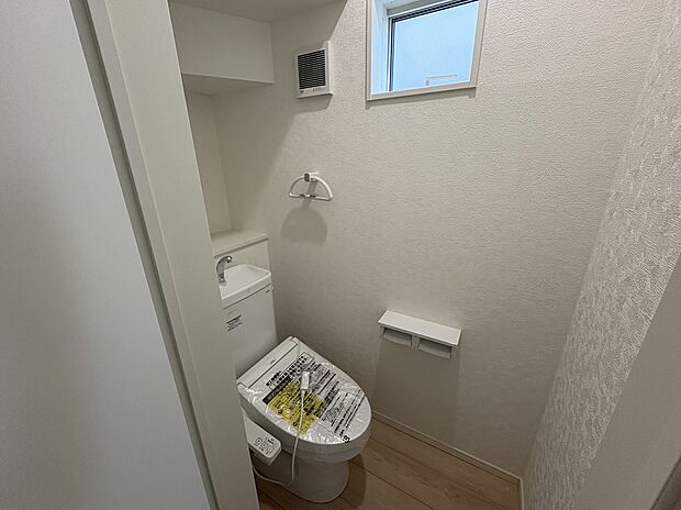 【トイレ】トイレにも収納がついているので、サニタリー用品やお掃除道具などを収納することができます