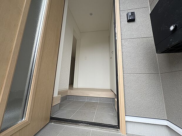 【玄関ポーチ】雨の日も安心の広めの玄関ポーチ。傘をたたむスペースが十分にあります