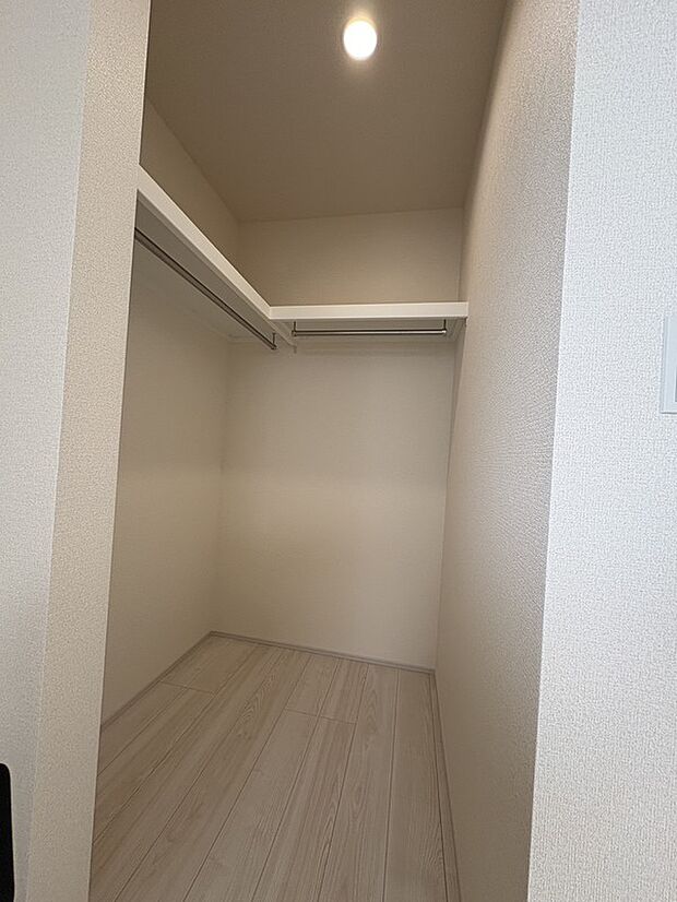 【お洋服選びが楽しくなるWIC】お洋服全体を見ながら、選ぶことができるので毎日のお着換えの時間が楽しくなります。また、畳まずに吊るすことができるので手間が減り、楽になるだけでなくシワになりやすいお洋服も綺麗に収納できます。