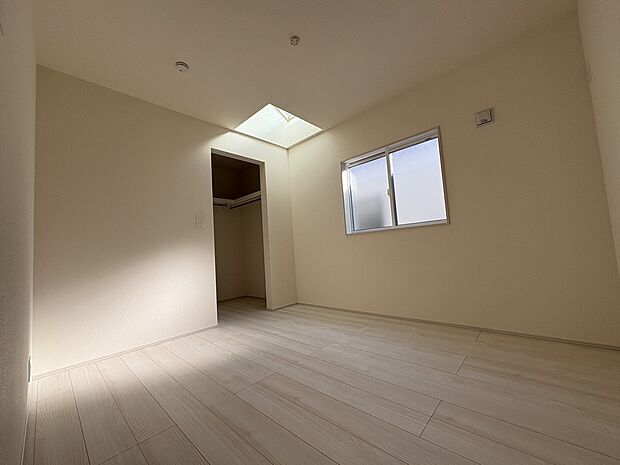 【自然光が室内を明るくする天窓】壁面の採光ももちろん重要ですが、天窓を設置することにより、どの時間帯でもより多くの自然光を取り入れることができ、室内が明るくなります。