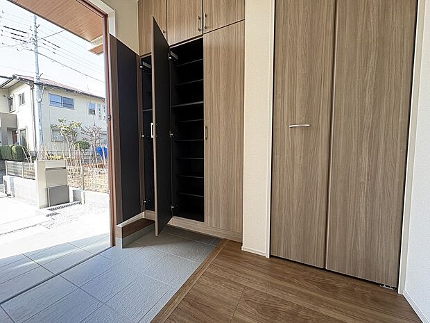 【可動棚の玄関収納】大容量の玄関収納の棚は可動式なので、ブーツやハイカットスニーカーなど、通常の靴箱には入りづらいタイプのお靴もしっかり収納できます