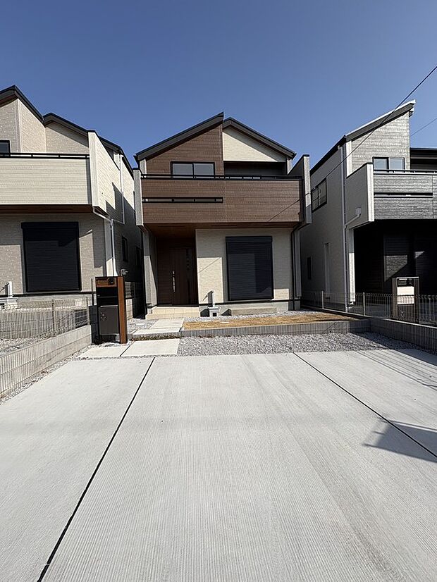 【全棟並列駐車2台可能】全棟並列駐車2台可能です。また、ドアを開いてもぶつからないゆとりのある広さですので、大きな荷物のお買い物やチャイルドシートの着脱などもスムーズに行うことができます