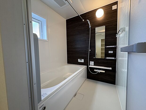 【快適なバスルーム】浴室暖房機能がついているので、寒い冬でも暖かくご入浴いただけます