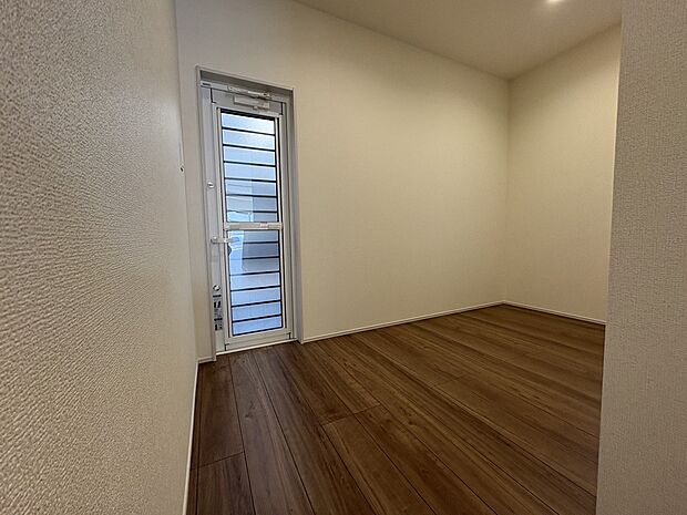 【広々パントリー】キッチン用品や備蓄品だけではなく、日用品のストックなども収納できます。収納棚やラックを設置することもできます。勝手口もあるので、溜まったゴミ袋を室外に置いておけるのも嬉しいポイントです。