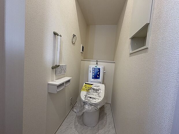 【トイレ】トイレにも収納がついているので、サニタリー用品やお掃除道具などを収納することができます