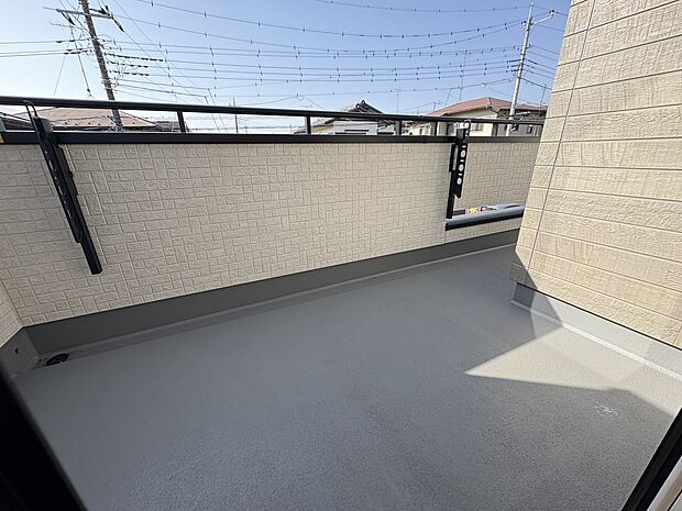【嬉しい南面バルコニー】洗濯物がよく乾く、南面バルコニー。物干し竿の高さが変えられるので、背の低い方も安心です