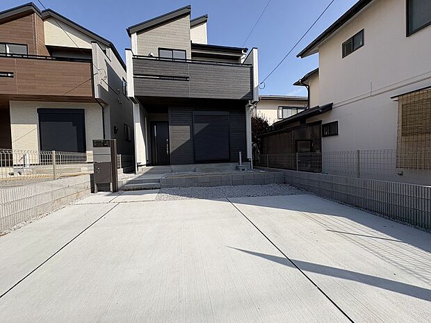 【全棟並列駐車2台可能】全棟並列駐車2台可能です。また、ドアを開いてもぶつからないゆとりのある広さですので、大きな荷物のお買い物やチャイルドシートの着脱などもスムーズに行うことができます