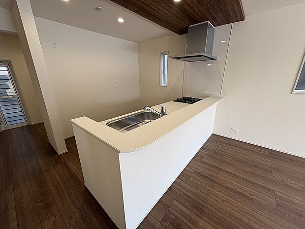 【カウンター付きのキッチン】キッチンにはカウンターが付いています。作業中に物を置いておいたり、季節のお花やインテリアを置いておくこともできます。