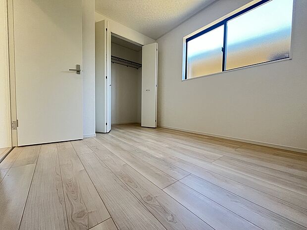 【各居室】各居室には収納がついているのでスッキリお使いいただけます