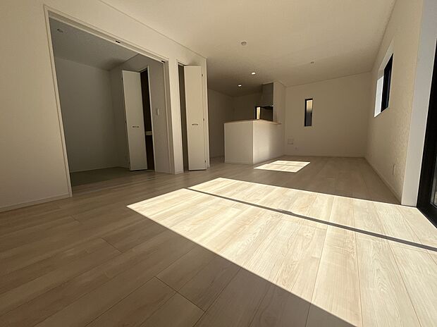 【陽当たり良好のLDK】大きな窓ガラスがあるのでどの時間帯も陽当たりが良く、明るいLDKです。3面採光の棟もございます。