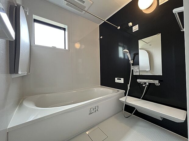 【浴室乾燥機】雨が続きやすい梅雨の時期や、洗濯物が乾きづらい冬などに活躍する浴室乾燥機能。急な洗濯物にも大変便利な機能です。物干し竿がついているので、ハンガーをそのままつるして乾かすことができます。