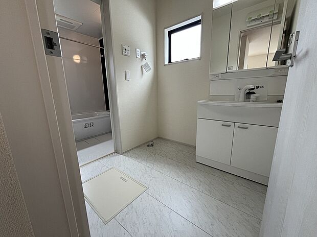 【三面鏡タイプの洗面台】三面鏡の後ろに収納がついているので、物が多くなりがちな洗面台周りをスッキリさせることができます。鏡合わせをすればご自身の後頭部も見られるので、ヘアアレンジなどもしやすいです。