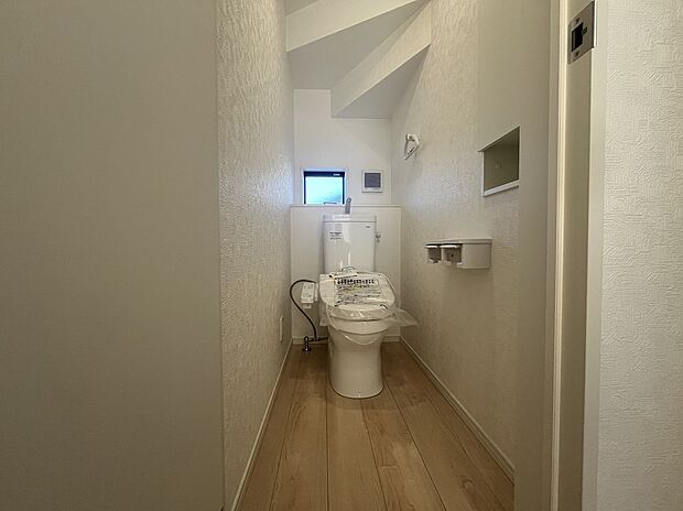 【トイレ】トイレにも収納がついているので、サニタリー用品やお掃除道具などを収納することができます