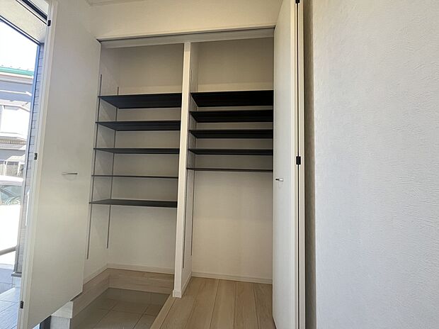 【可動棚の玄関収納】大きな玄関収納は、可動棚になっているので靴や物の大きさに合わせて位置を調節することができます。左右別々に調節できるので、それぞれ分けてしまっておくことができます。