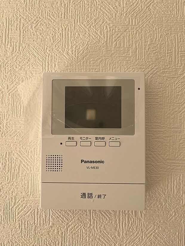 【TVモニター付きインターホン】カラーTV付きのインターホンは、来客相手の顔や声が直接見聞きできるので、防犯面では特に重要な設備です。女性やお子さまのいるご家庭では特に人気のある設備です