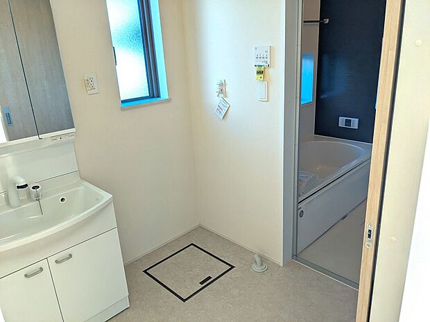 【三面鏡タイプの洗面台】三面鏡の後ろに収納がついているので、物が多くなりがちな洗面台周りをスッキリさせることができます。鏡合わせをすればご自身の後頭部も見られるので、ヘアアレンジなどもしやすいです。