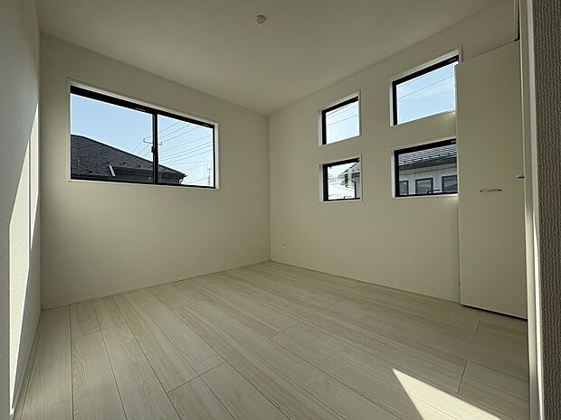【全室2面採光】全ての居室で2面採光を採用。明るく柔らかい自然光を多く取り入れた生活が実現できます。