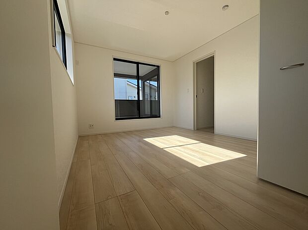 【全室2面採光】全ての居室で、2面採光の設計となっています。どの時間帯でも陽当たりが良く、柔らかい自然光をたっぷり取り入れた暮らしができます。