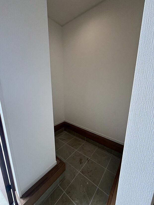 【便利な玄関スペース】玄関にも収納スペースがあるので、お子さまの遊び道具やカー用品、ガーデニング用品、アウトドア用品などをスッキリと収納できます。中に収納棚を設置して、整理することもできます