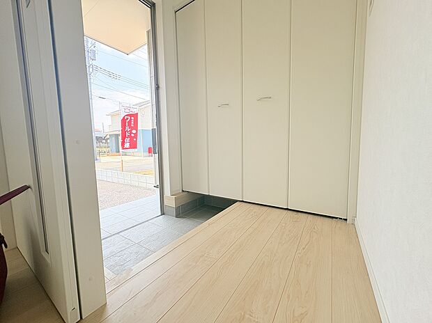 【大型シューズクローク】大型のシューズクロークは可動棚なので、収納したい靴に合わせて高さを調節できます。ブーツやハイカットスニーカー、ハイヒールなども綺麗な形のまま収納が可能です。