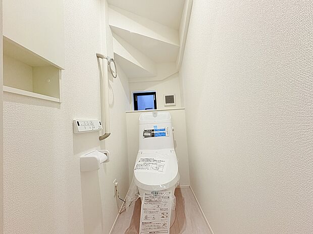 【トイレにも便利な収納付き】トイレに収納がついているので、サニタリー用品やお掃除道具などを収納することができます
