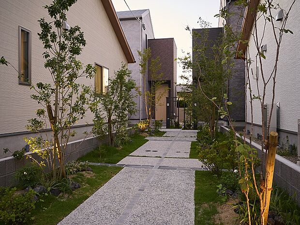 2階建てと平屋建ての住まいが各2棟ある全4区画の街づくり。
1号地は平屋建てでLDKは20帖以上、アイランドキッチンを採用しており、2号地・3号地は2階建て、配置や動線に工夫を凝らした間取りです。