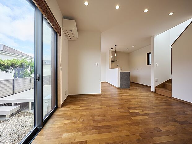 【【レガーレ古賀千鳥2号地】リビング】2面採光のLDKはお部屋を明るく照らしてくれます。リビングから繋がるお庭には「ウッドデッキ」を設置。お部屋の一部としてご利用頂けます!