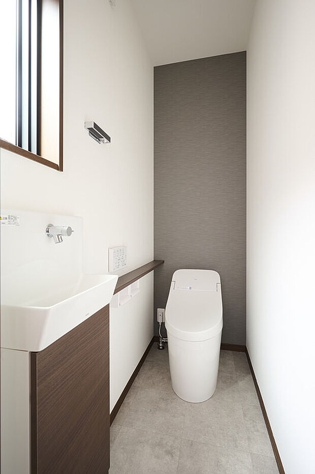 【TOTO「GGJ」】セフィオンテクト加工により汚れが付きにくく、フチなし形状や、お掃除リフトでお掃除もしやすいです。トルネード洗浄で少ない水でもしっかり洗浄するため節水にも!