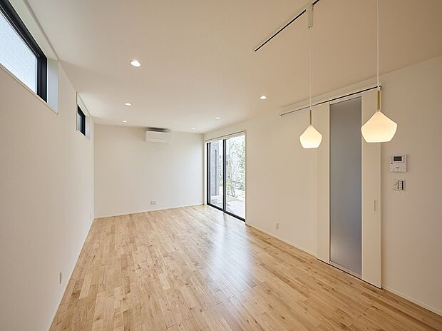 【【レガーレ大野城大池5号地リビング】TG樺桜】LDKにはインテリアになじみやすく、お部屋を明るい表情にする無垢床材「樺桜」。無垢材は木本来の作用が失われず、木が呼吸し調湿するため、夏のべたつきや、冬のヒヤッとを軽減してくれます。