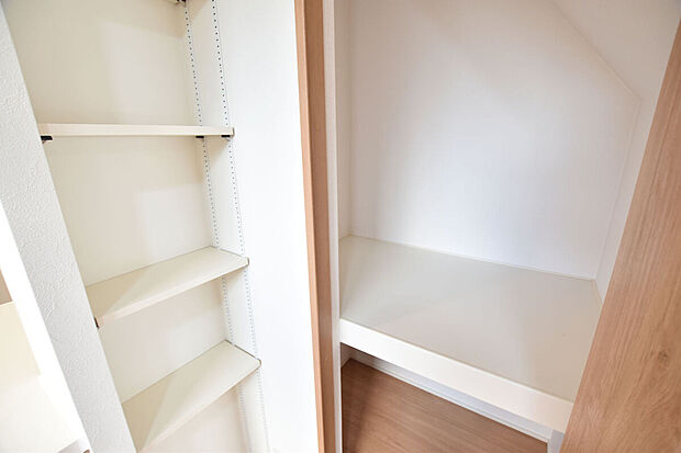 【LDK収納(1号地)】LDK収納　物入と可動式の飾り棚があるのでリビングをすっきり片付けることができます。