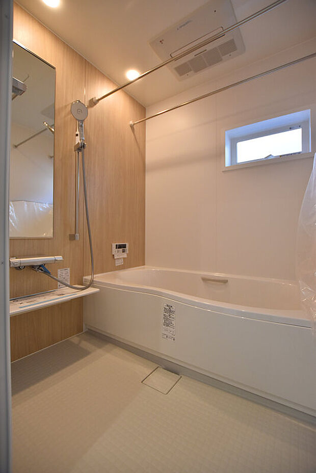 【4号地　浴室】お湯が冷めにくい、浴槽保温材と保温組フタの「ダブル保温」構造。くるりんポイ排水口など毎日のお手入れもラクラク。ガス温水浴室暖房乾燥機付です。