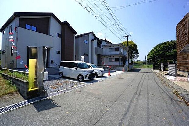前面道路は公道南側5.9m。車の通行が少なく小さなお子様がいるご家庭でも安心して過ごせます^^