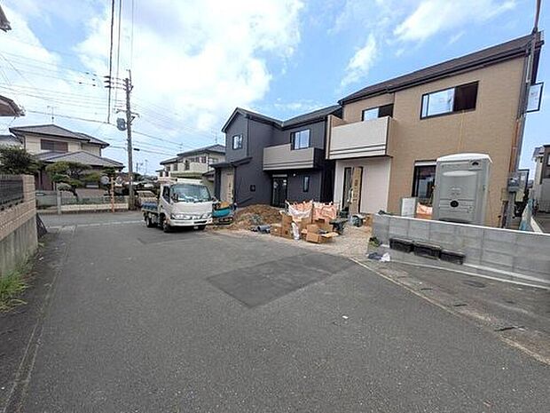 現地(2026年7月)撮影。大きな車でも駐車しやすいため、車のサイズを気にせず好きな車に乗れます。全戸駐車スペースも2台確保、来客時にも便利^^