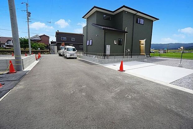 前面道緒は公道東側約6m、南側約6.5m。幅広いため車の離合もスムーズです^^角地で陽当たり・風通し良好^^