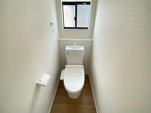 【トイレ】1階2階の2ヶ所にトイレがありますので、忙しい朝にもゆとりが生まれますね^^
温水洗浄便座付きのトイレ^^便座が温かくできるので寒い冬も冷たい便座に座らずに済みますね^^