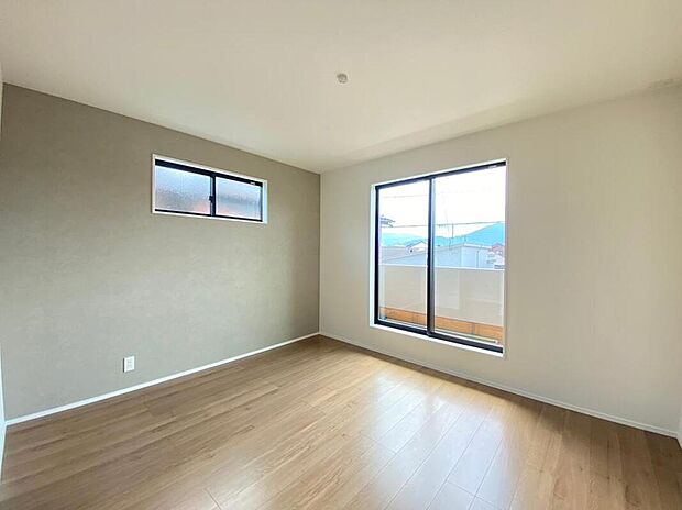 【リビング以外の居室】主寝室としてお使いいただけそうなこちらのお部屋は、日当たりが良く、爽やかな風を感じて起きる朝は、快適生活の始まりに。