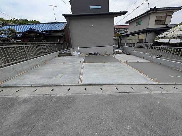 【駐車場】駐車スペースはゆとりある3台分を確保。マイカー用に、お客さま用に、余裕を持ってご利用いただけます。