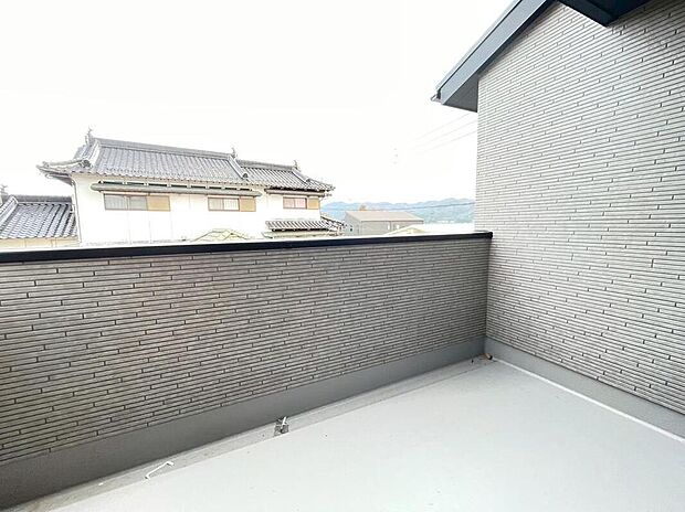 【バルコニー】広々としたバルコニー。
天気のいい日にはお布団もまとめて干せそうですね^^
陽当たり、風通し良好です^^