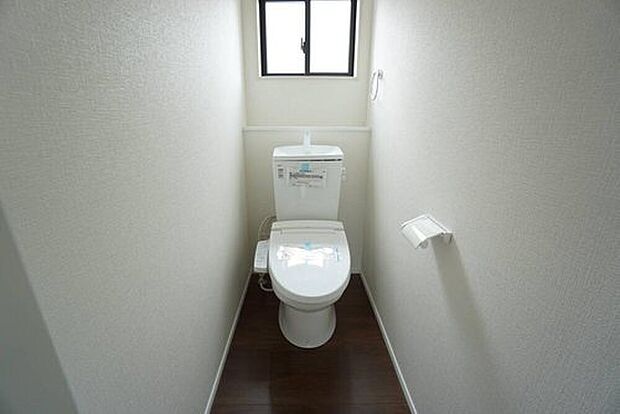 【トイレ】温水洗浄機付トイレです。節水機能もあるので、安心して使えますね。もちろん、1階2階の2ヶ所にトイレがあるので、忙しい朝にもゆとりができますね。