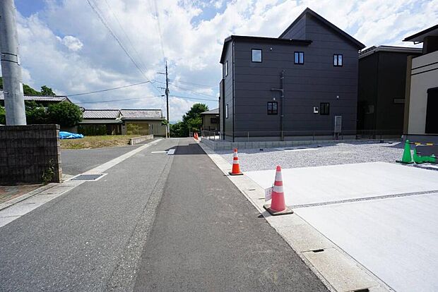 【前面道路含む現地写真】前面道路は公道南側約4.47m、東側約4.51m。大型車の通行がなく、騒音や振動が少ないので静かで快適な生活を送れます。