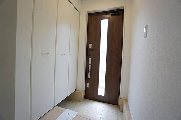 【玄関】1号棟。たっぷり収納できるシューズボックスです。家族全員の靴がきれいに整頓できます。棚の上にお花や写真を飾っても良いですね。