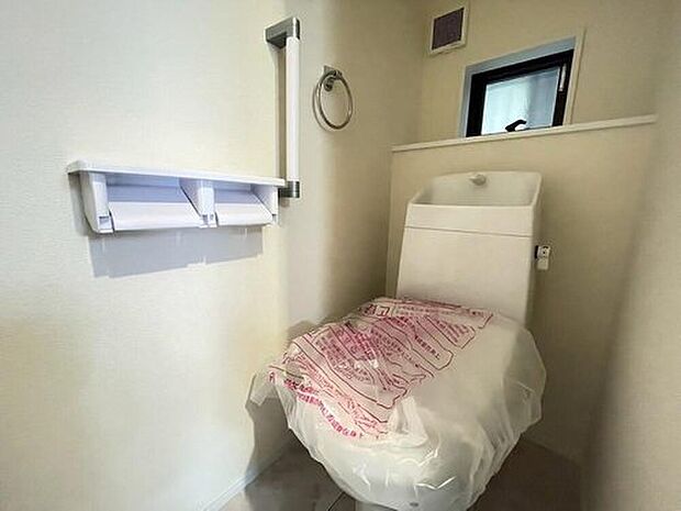 【トイレ】温水洗浄機付トイレです。節水機能もあるので、安心して使えますね。もちろん、1階2階の2ヶ所にトイレがあるので、忙しい朝にもゆとりができますね。