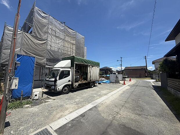 【前面道路含む現地写真】大型車の通行がほとんどなく、騒音や振動が少ないので静かで快適な生活を送れます。