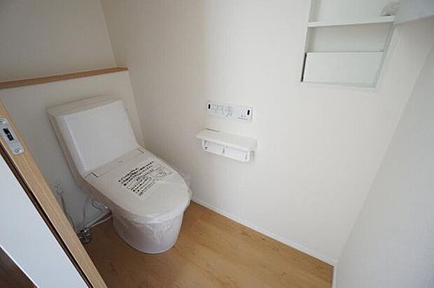 【トイレ】温水洗浄機付トイレです。壁リモコンタイプのウォシュレット付き。すっきりした見た目で、トイレ奥の掃除もしやすいです。